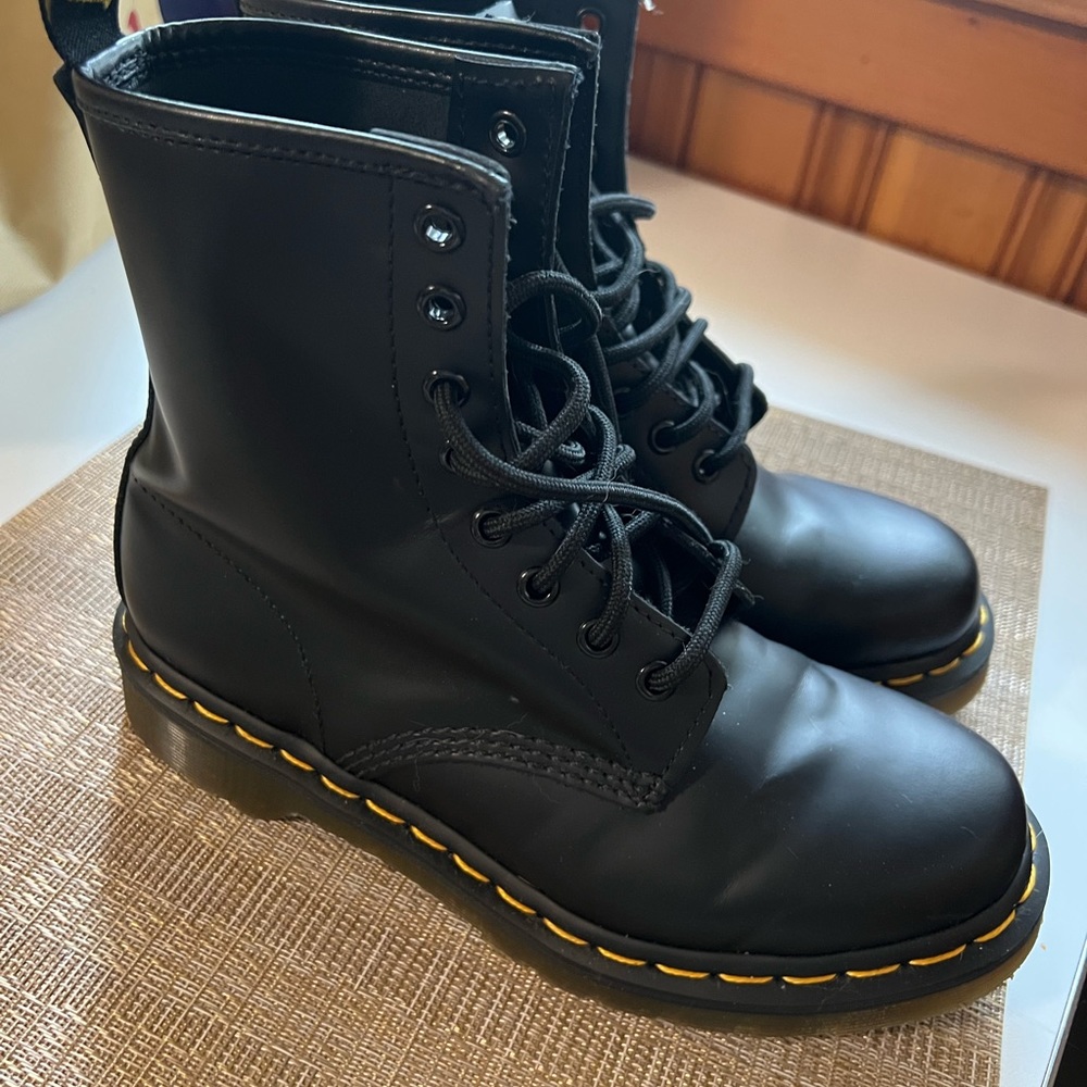 Like new dr martins women’s size 7